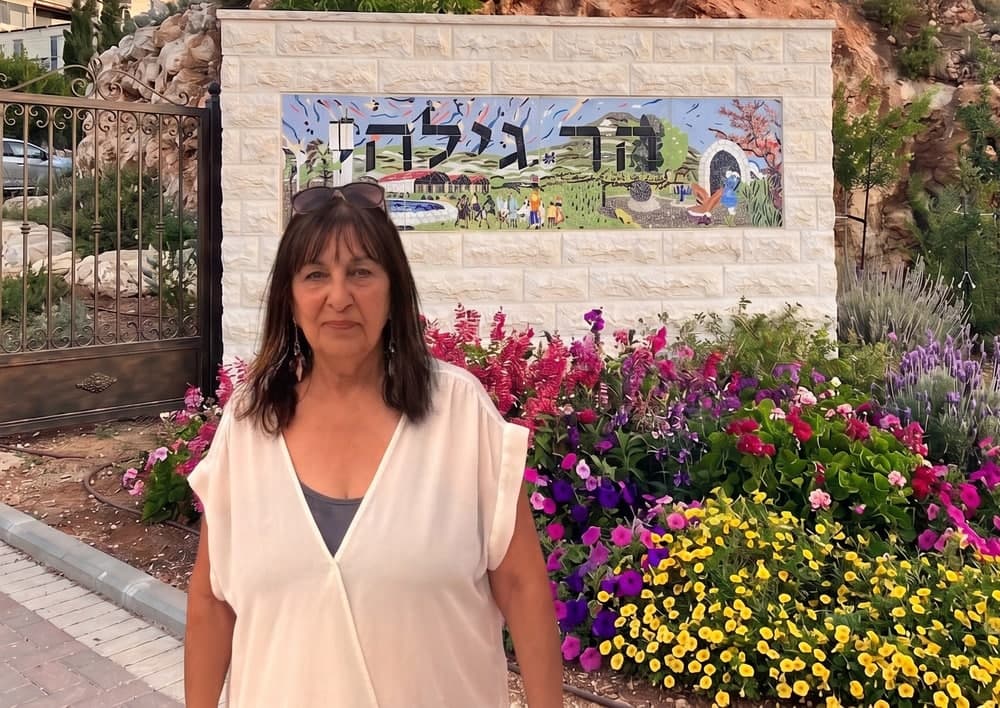 רחל בן אשר, ליד קיר הפסיפס שיצרה בכניסה להר גילה